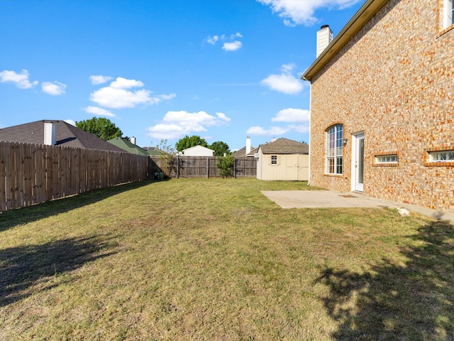 view of yard featuring a patio area