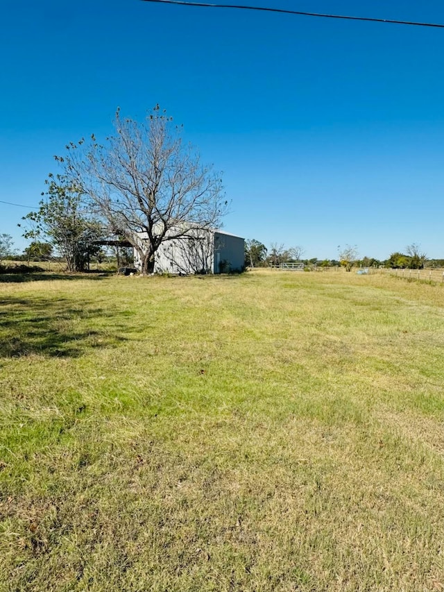 view of yard featuring a rural view