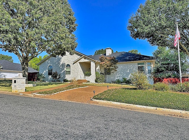 view of front of house featuring a front yard