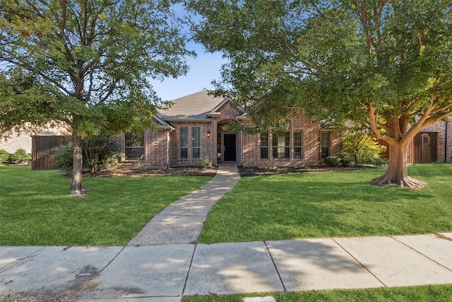 view of front of home featuring a front yard