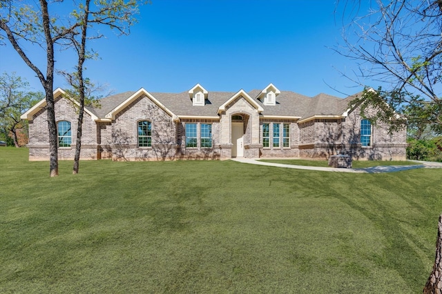 view of front of property featuring a front yard