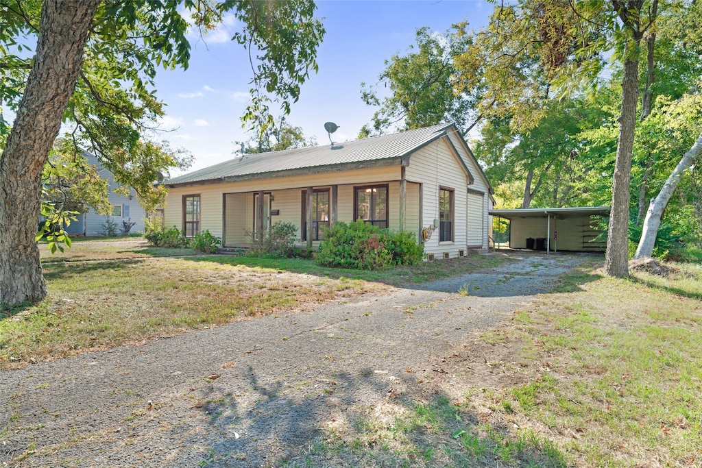 view of front of property featuring covered porch and a front lawn