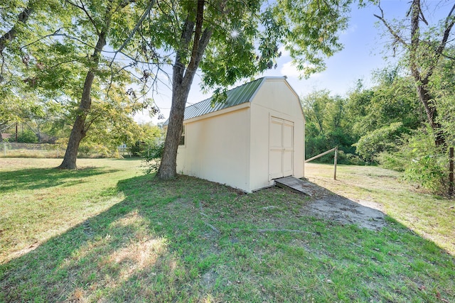 view of outdoor structure with a yard