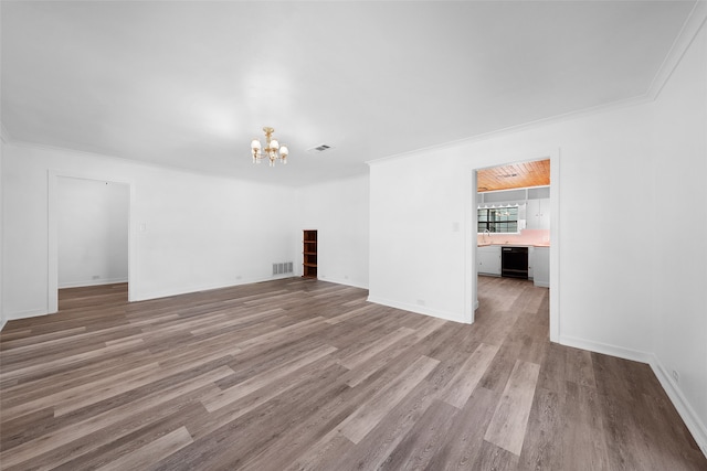 empty room with wine cooler, crown molding, an inviting chandelier, and light wood-type flooring