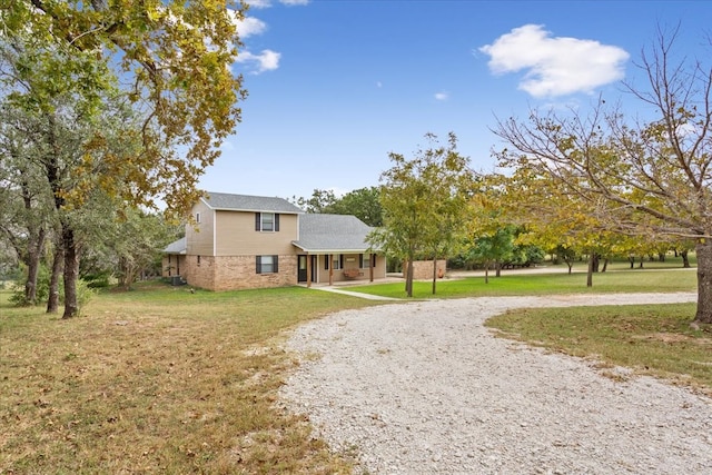 view of front of property featuring a front lawn