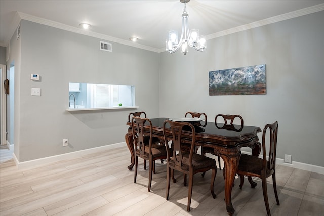 dining area with ornamental molding, a chandelier, light hardwood / wood-style floors, and sink