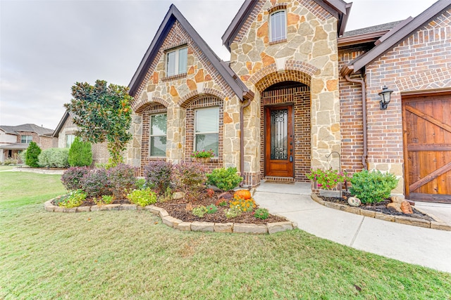 view of front of home featuring a front lawn