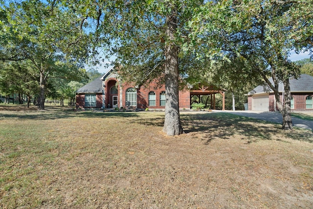 view of front of house featuring a carport, a front yard, and a garage