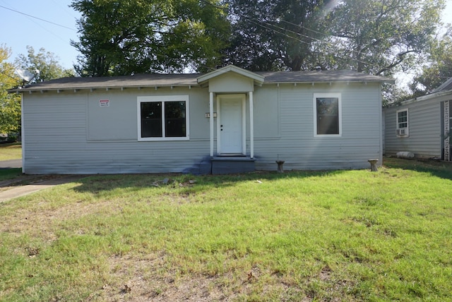 view of front of home featuring a front lawn