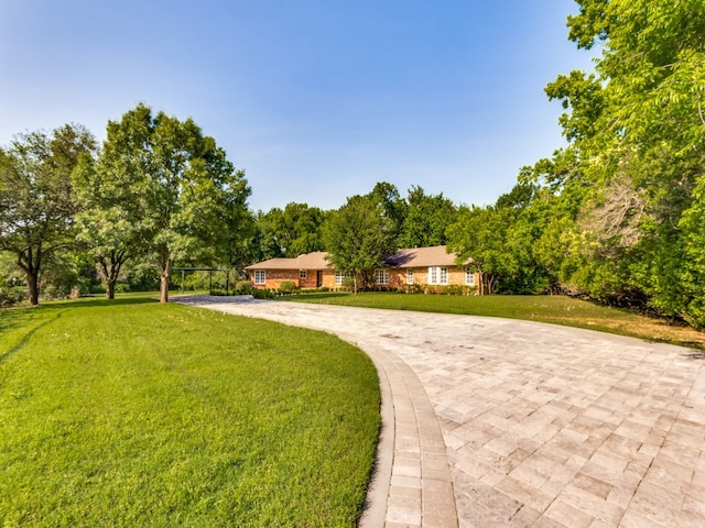 view of property's community featuring a yard