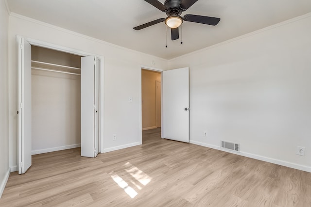 unfurnished bedroom featuring light hardwood / wood-style flooring, ornamental molding, a closet, and ceiling fan