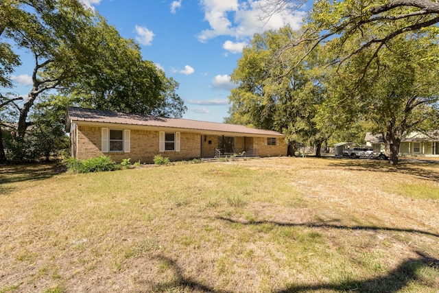 ranch-style home featuring a front lawn