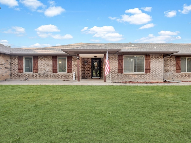 single story home featuring a front yard