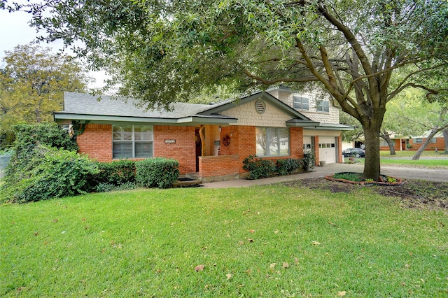 view of front facade featuring a front yard