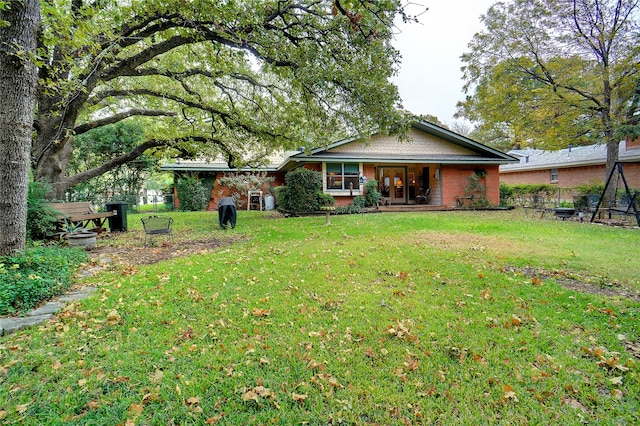 view of front facade featuring a front yard