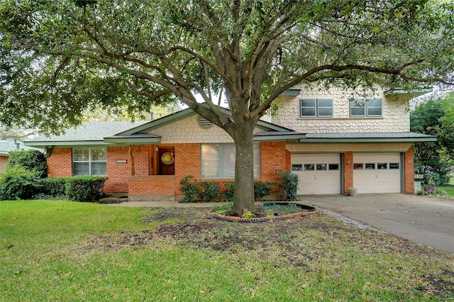 view of front of home featuring a front yard and a garage