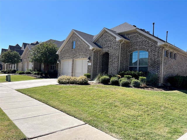 view of front of property featuring a front yard and a garage