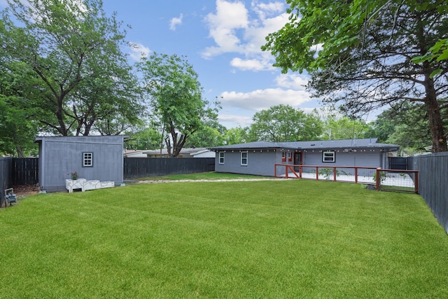 view of yard with an outdoor structure