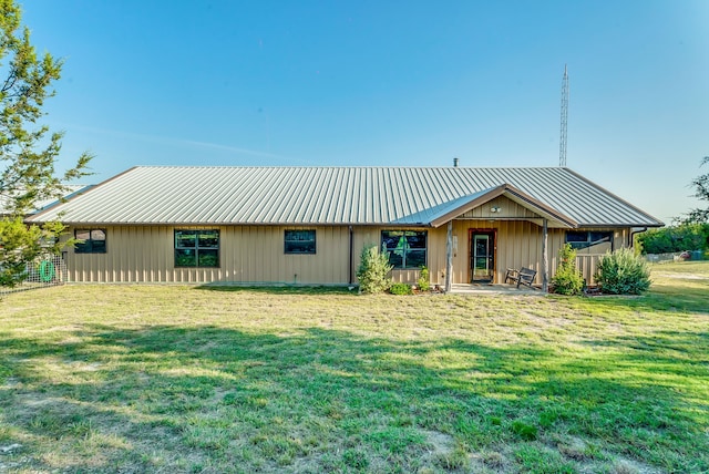 view of front facade featuring a front yard