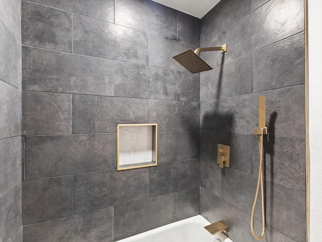 bathroom with tiled shower / bath