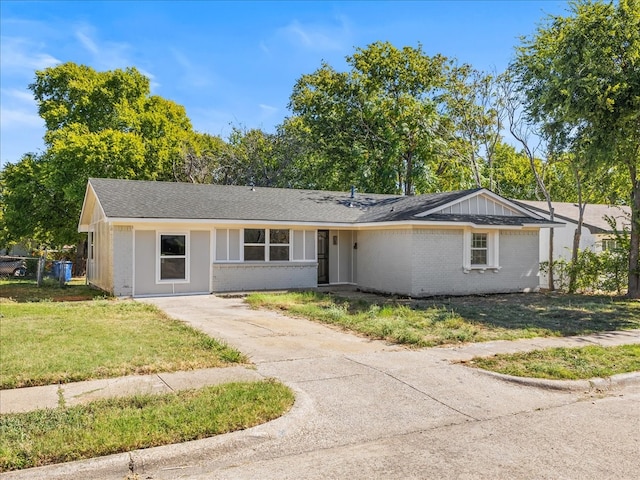 single story home featuring a front lawn