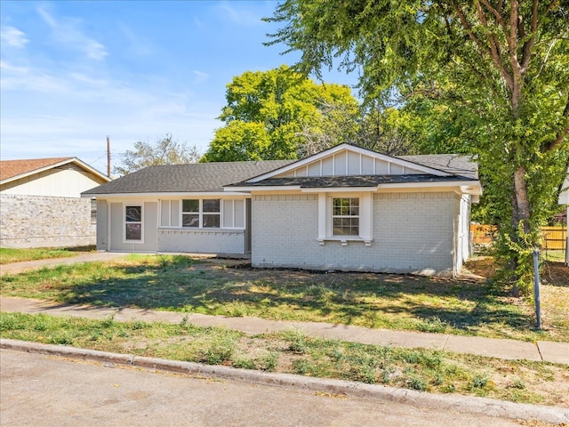 ranch-style house featuring a front yard