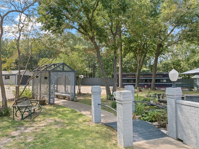 view of yard featuring a storage unit