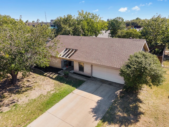 view of front of home featuring a front lawn and a garage