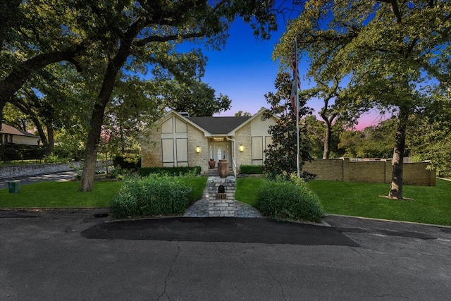 view of front of home featuring a lawn