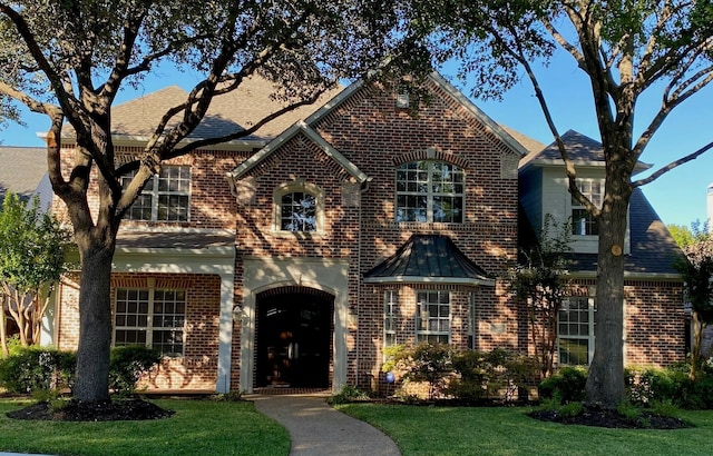 view of front of house featuring a front yard