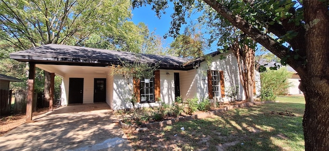 view of front of home with a front yard and a carport