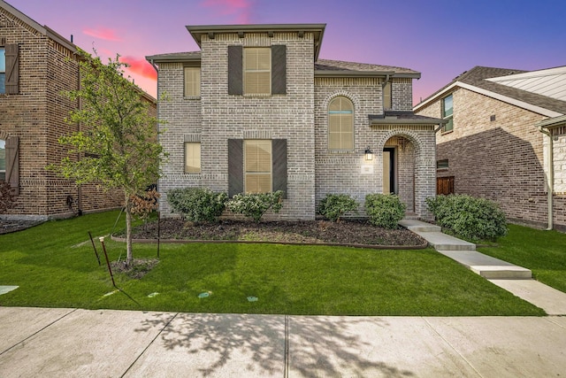 view of front facade featuring a yard