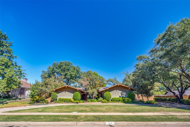 view of front of property featuring a front yard