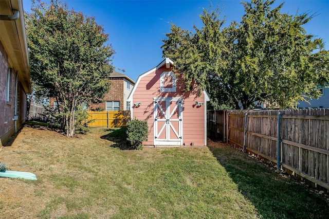 view of outdoor structure featuring a yard