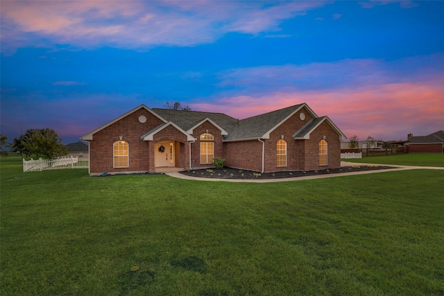 single story home featuring a lawn