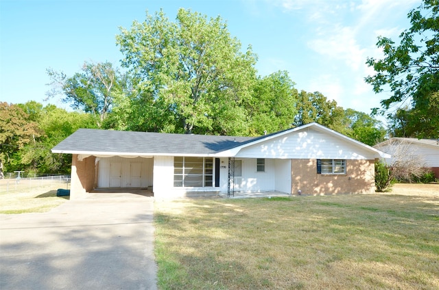 single story home featuring a front lawn