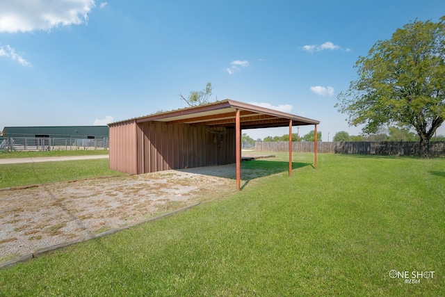 view of yard featuring an outbuilding