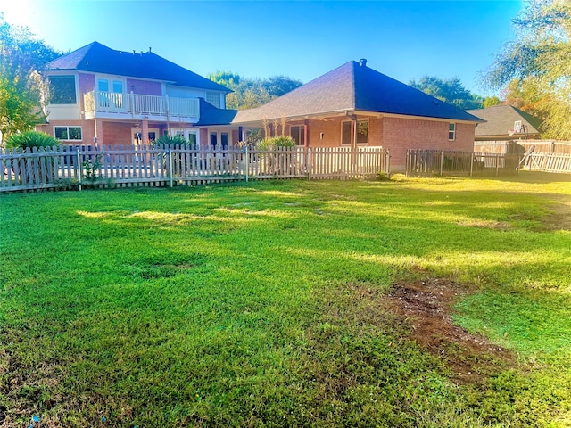 view of yard featuring a balcony