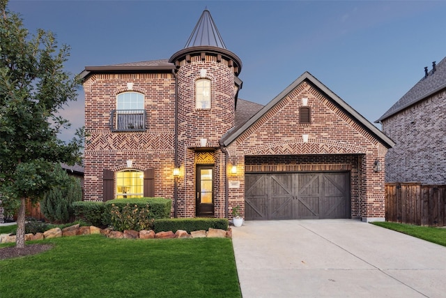 view of front of house featuring a yard and a garage