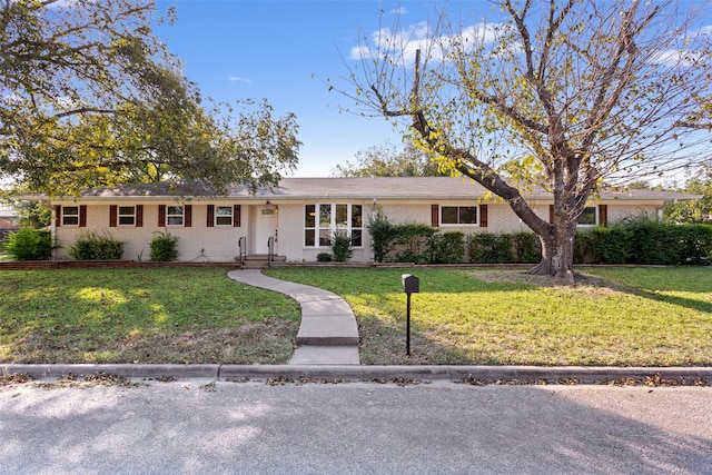 single story home with a front lawn