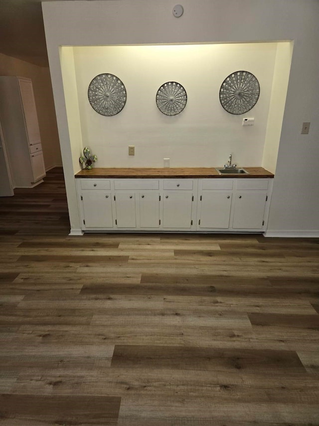 room details with sink and wood-type flooring