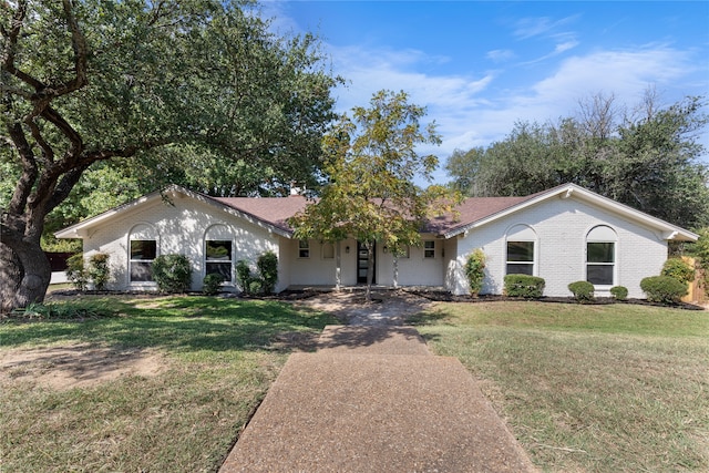 ranch-style house featuring a front yard