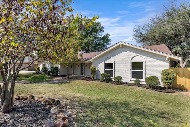 view of front of property featuring a front yard