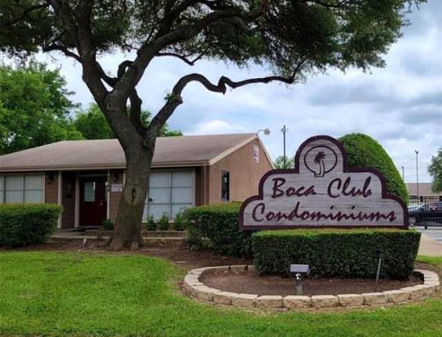 community / neighborhood sign featuring a yard