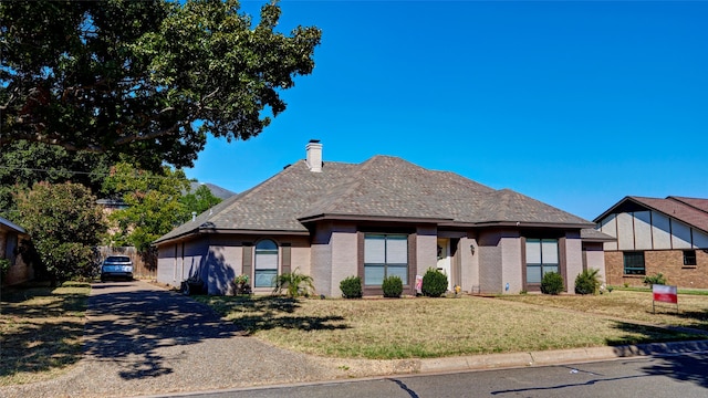 view of front of house with a front lawn