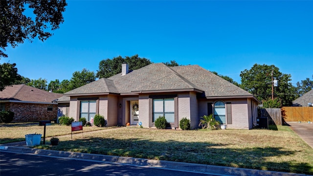 view of front facade featuring a front yard