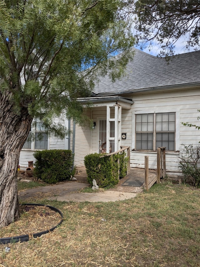 view of front of property with a front lawn