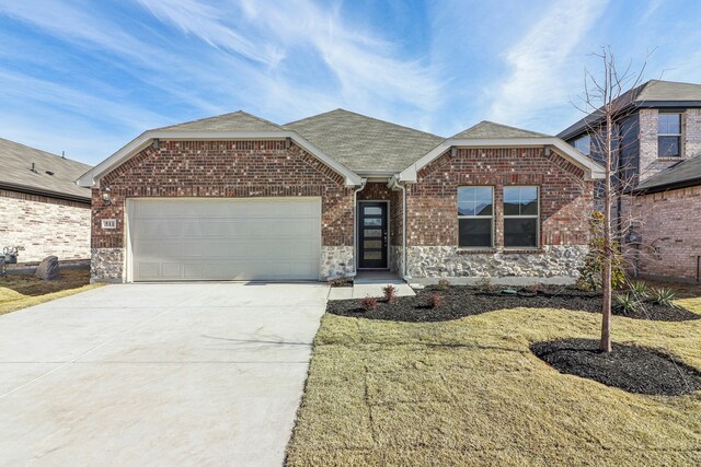 view of front facade featuring a front yard and a garage