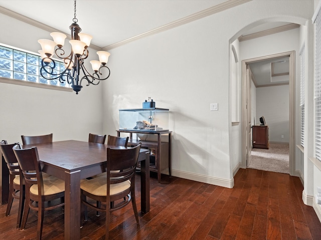 dining room featuring crown molding, a notable chandelier, and dark hardwood / wood-style floors