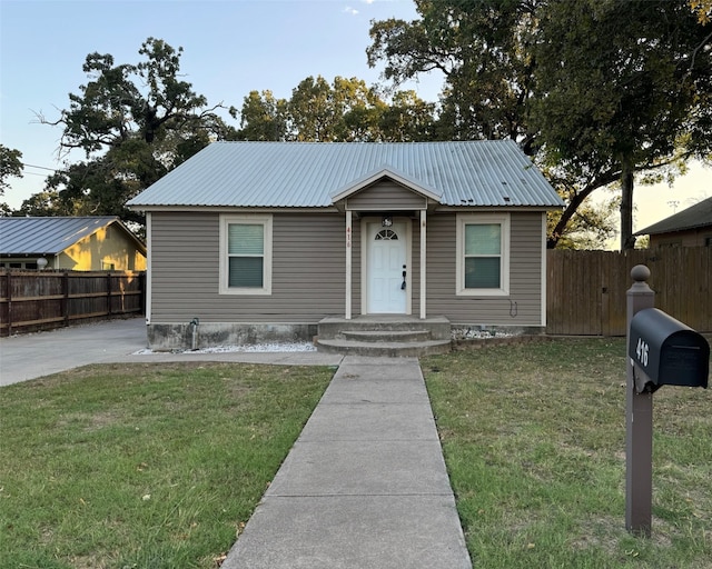 bungalow featuring a front lawn